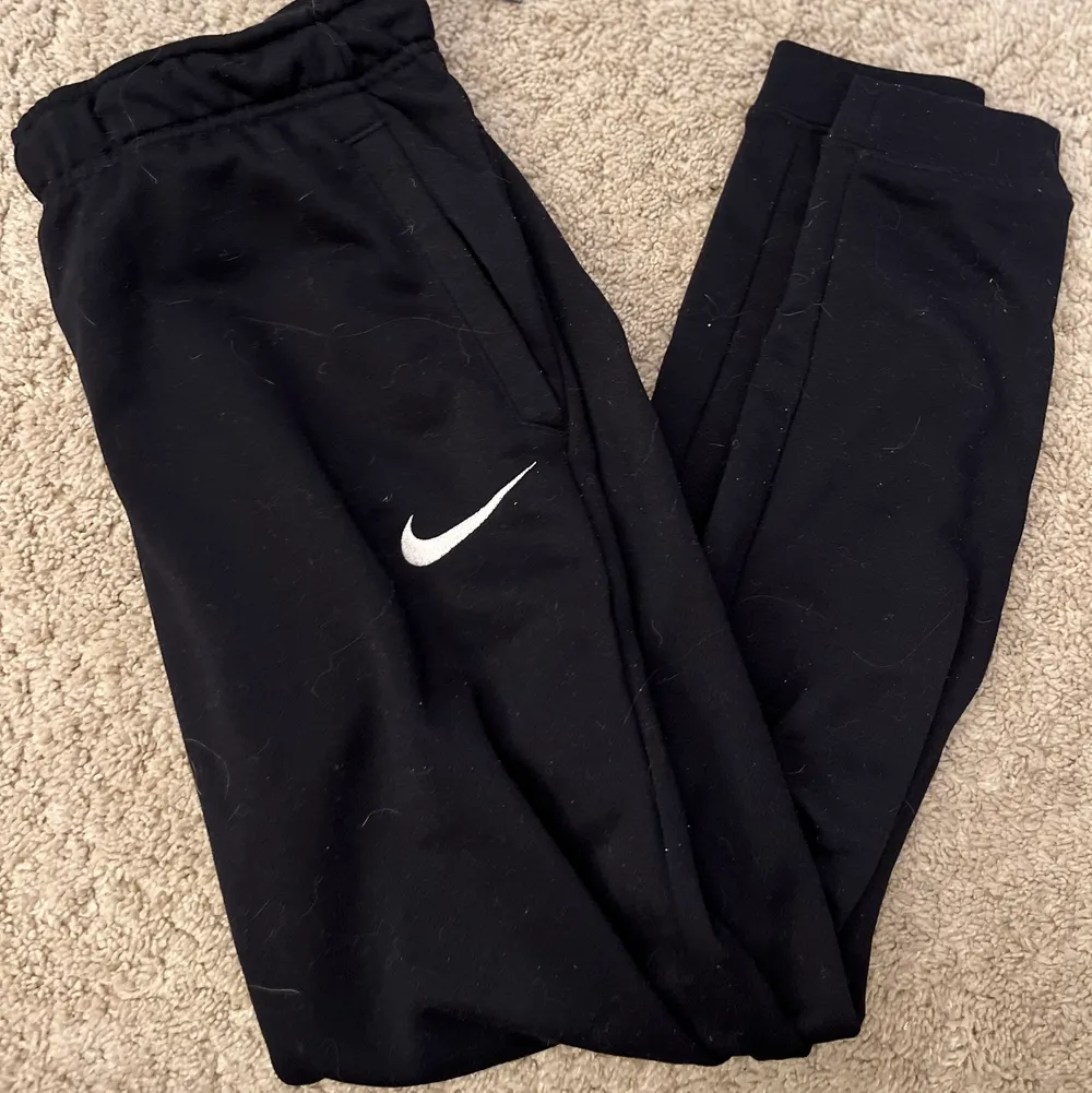 Säljer dessa Nike byxor/mjukis i färgen svart. Använda ett fåtal ggr, dvs runt 7, och är i bra skick. Storlek M (passar som S oxå). Köpta för 500. Kontakta privat för yttligare information samt bilder❤️‍🔥❤️‍🔥. Jeans & Byxor.