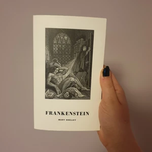 Frankenstine  - Hej hej!! säljer Mary shellys Frankenstine då jag behöver plats i bokhyllan och denna förtjänar ett nytt hem🏠💕 Priset går att diskuteras! Frakten ingår i priset 🥰😊