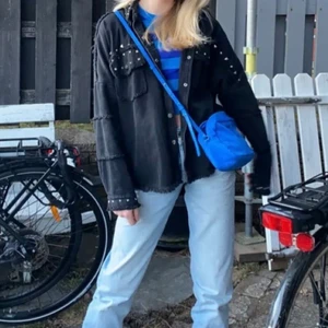 Väska 💗 - Säljer denna väska ifrån mango eftersom den inte kommet om användning. Använd ca 3 ggr💗 bandet är justerbart💘 kom privat om du vill ha mer bilder osv🙌🏼💗