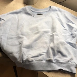 Jättefin blå tröja  - Blå tröja köpt form lager 157 för ksk 199/299 kr förra året. Säljer eftersom den inte kommer till anvönding, döljer även en exakt lidanden fadt beige i nästa annons 