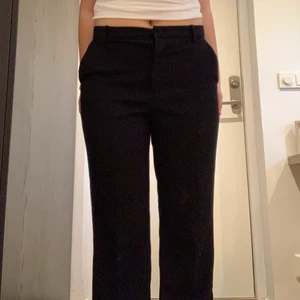 Svarta kostymbyxor  - Medelhöga kostymbyxor från Lindex💗Storlek 42 men passar även 38 och 40🥰120 kr+frakt