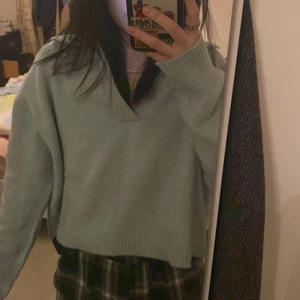 Zara topp - Världens mysigaste tröja från zara i en lite mer turkos aktig färg, använd fåtal gånger så toppskick. Strl S skulle säga att storleken är normal. Köptes för 399 säljer för 200. Vid intresse kan jag skicka bättre bild för färgen 