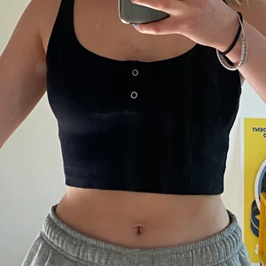 Croptop från Bik Bok - Säljer min croptop från Bik Bok! Ribbat material med 2 knappar där fram (går att knäppa upp alltså). Knappt använd så som i nyskick! Storlek: XS