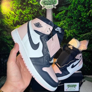 Air Jordan 1 High OG SE "Atmosphere"💘 - Air Jordan 1 High OG SE "Atmosphere"💘  Storlek:  -37.5  Pris:2499kr