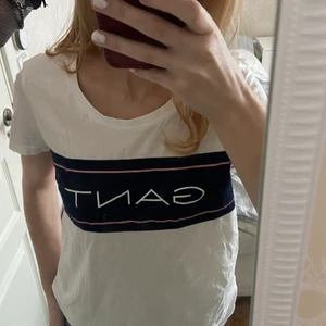 Gant tröja  - Vit T-shirt med tryck ifrån gant i storlek xs. Endast använd ca 2 gånger och är i väldigt bra skick!🤍
