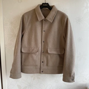 Beige vårjacka - En beige vårjacka från Topman. Storlek M. Använd 2 gånger, skick 10/10. Normal i storlek. 