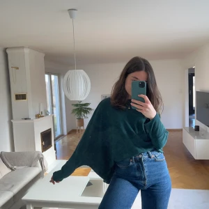 Mysig tröja - Mysig tröja i blågrönt!! Oversized på mig som är en S.🤍