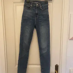 Blå skinny jeans från bikbok i modellen ”peachy ankle jeans” Jätteskön och smickrande passform med mycket stretch. Köpta för 599 kr. Normal i storleken och lagom längd för dig som är 160-170cm. Knappt använda och därav i mycket gott skick.