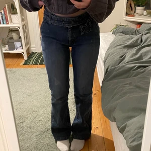 Jättecoola jeans🤩 - Säljer dessa jeans då jag inte får användning av dem. De har så mycket snygga detaljer som ”skärpet” upptill och olika sömmar. De har inte heller några fickor bak. De är i toppenskick och är i så skönt material. 