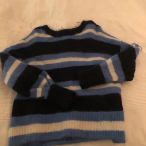 Stickad oversized tröja  - Säljer min mohair blend tröja från H&M för att jag aldrig använder den längre. Inga skavanker eller fel, har nästan aldrig använt den. Sitter fint, ganska stor i storleken. Passar bra över en klänning till sommaren🌸 Orginalpris 499kr