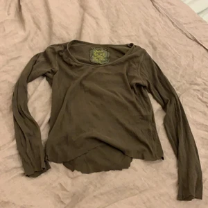 Indiska grunge långärmad  - Vintage långärmad mörkgrön lpngärmad med uppklippta slut.  Skönt material, sitter lagom tajt. Ingen retur :)
