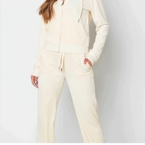 Juicy set - Säljer detta jätte fina juicy set som aldrig är använt 🥰 Byxorna är i storlek S och tröjan är i storlek XS, skriv privat om man har några frågor❤️ Och om man skulle vela gå ner i pris så är de baraxlat skriva privat 💕