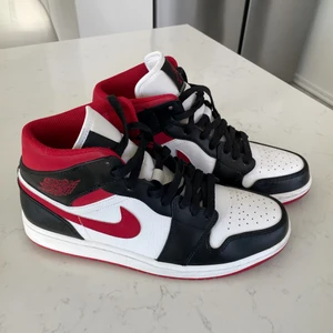 Jordan Air Mid 1 - Ett par Jordans Air Mids 1 som är nästintill nya. Endast använda ett fåtal gånger och därav i fint skick. Meddela gärna vid funderingar! 