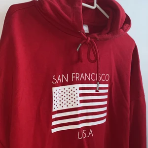 XS - En oversize röd hoodie. 