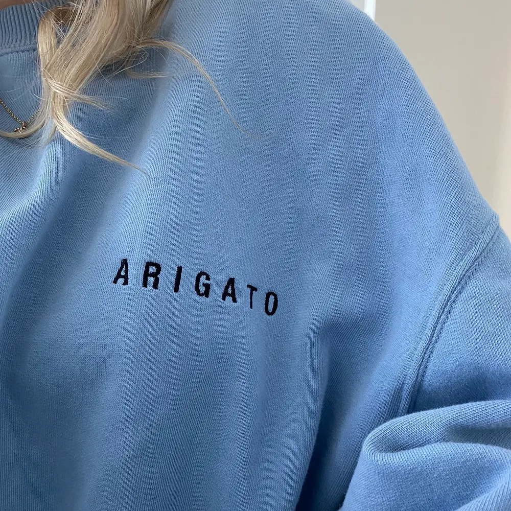 Jätte snygg vintage oversize ”Axel Arigato” sweatshirt💙💙💙💙💙 passar många storlekar då den är snyggt oversize. Jag är vanligtvis en xs/s. Frakt 66kr . Tröjor & Koftor.