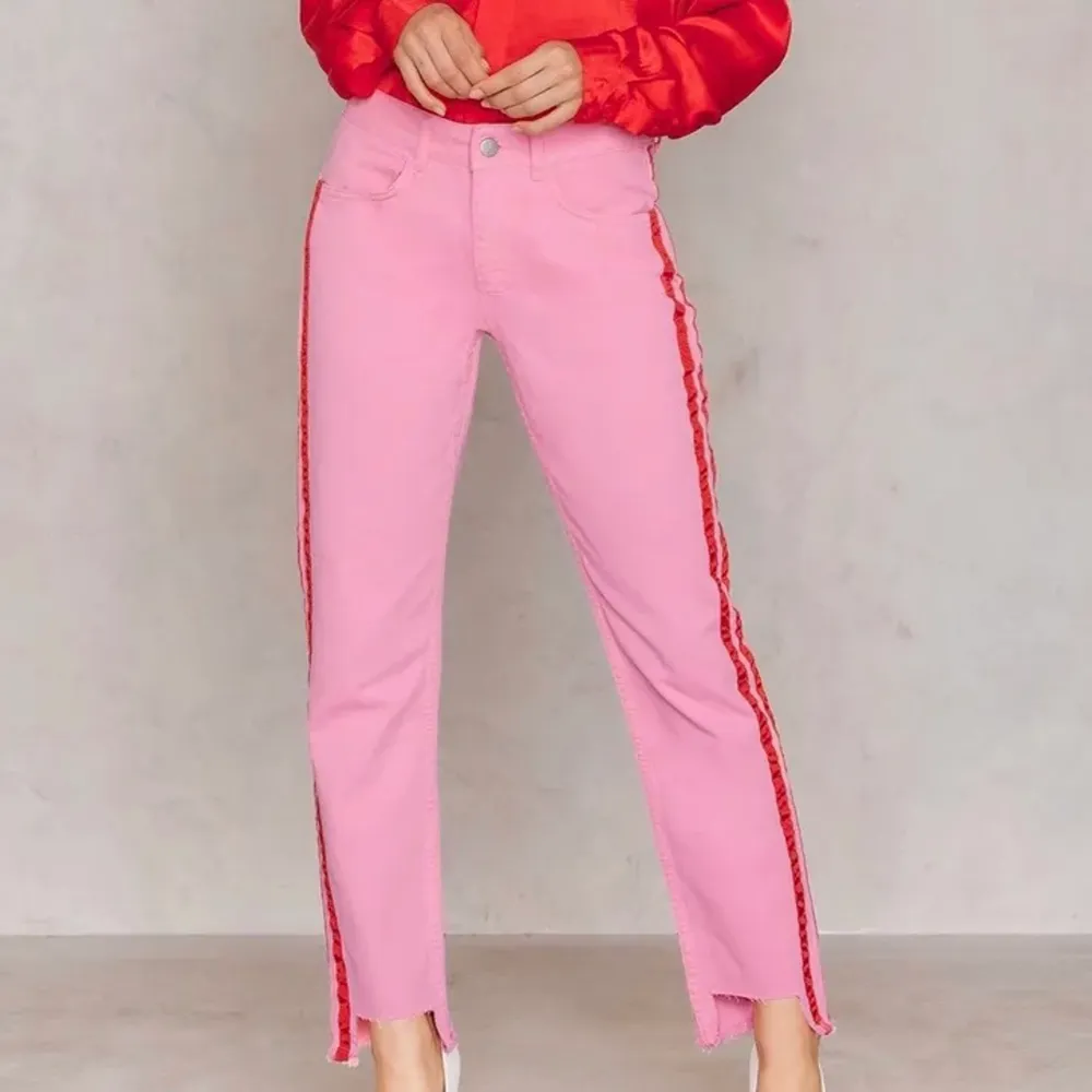 Supersnygga rosa jeans med röda revär från Nakd💕❤️💕 perfekta färger nu till vår o h sommar🌸 knappt använda och helt slutsålda på hemsidan (köpta för 399 kr) Skicket är som nytt💖 raw edge vid anklarna som är super snyggt😍  frakt tillkommer💗. Jeans & Byxor.