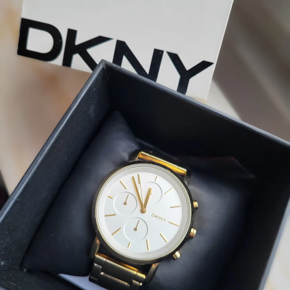 DKNY klocka i guld från stjärnurmakarna. Är i väldigt bra skick, har bara snvänt enstaka gånger. Boxen och extra delar till armbandet följer med. . Accessoarer.