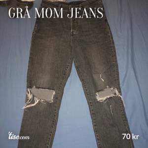 Ett par gråa mom jeans. Kom med eget bud om du vill köpa. Köparen står för frakten. Vill bli av med allt så fort. Om nån är intresserad så kollar jag upp frakten då. 