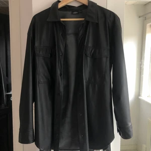 Skinnblazer - Helt ny i strl M, passar S med beroende på hur man vill den ska sitta.💗