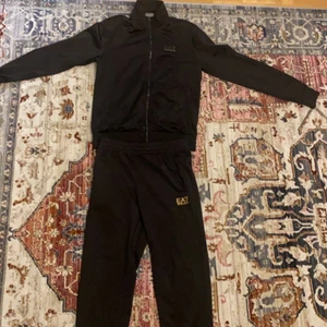 Emporio Armani dress (EA7) (XS) - Säljer en EA7 traqsuit inte använd så mycket, säljer den för 850 nypris som jag köpte den för låg den på 1400. Använd Max 7 gånger. Märket är lite rostigt på koftan för det hände nånting fel när den var i tvättmaskinen men den syns fortfarande tydligt. Ni som vill är intresserade av dressen och vill ha fler bilder så Är det bara att skicka en notis.