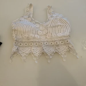 Topp L. Blommiga xs. Rosa  kjol s - Köpta men använde inte. 200 blommiga. Rosa kjol 150. Vita broderat 130