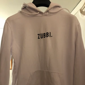 Zubbi hoodie ODZ merch - slutsåld ODZ merch från 2019. Storlek small. Knappt använd. Inga fläkar eller defekter.