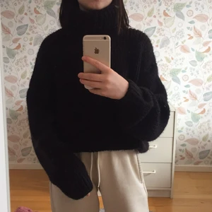 Stickad polotröja XS - Svart, mjuk och rätt så strechig varm tröja som passar perfect under vintern. Den är i bra skick. Köpt från H&M i st XS. Betalning sker via swish INNAN jag skickar eller hänger ut om du vill komma och hämta. (Priset är billigt endast för att jag vill bli av med den)