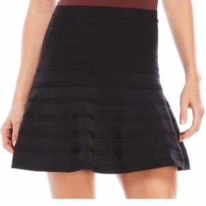 Svart skater skirt - Svart skater skirt från Romeo & Juliet Couture, inköpt i New York för några år sedan. Sparsamt använd pga knatar mest runt i byxor.💫