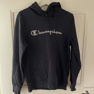 Marinblå champion hoodie, i fint skick, frakt tillkommer:)