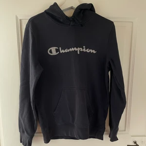 Marinblå champion hoodie  - Marinblå champion hoodie, i fint skick, frakt tillkommer:)