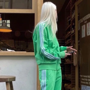 Addidas zipup  - En grön addidas zipup som är super skön och nice, första bilden är lånad en liknande! Fint skick! 