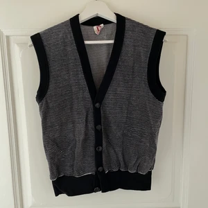 Randig väst - Randig väst i mjukare material, frakt tillkommer 