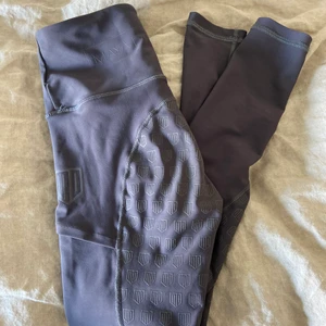 Maya Delorez ridbyxor  - Grå/lila ridbyxor från Maya Delorez 🤍🤍 i modell ”Zola” och har används flitigt under ca 1 års tid men är fortfarande i väldigt bra skick!   Byter gärna dessa mot ett par andra Maya Delorez ridbyxor i xxs/xs annars 450 kr + frakt (nypris 800kr) 