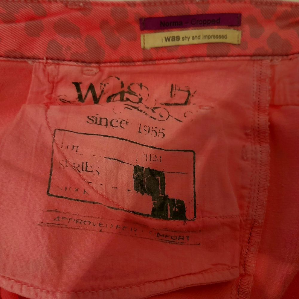 Aldrig använda Norma cropped rosa leopard jeans Aldrig använd. Köpt är köpt. Väldigt fina men för stora för mig. . Jeans & Byxor.