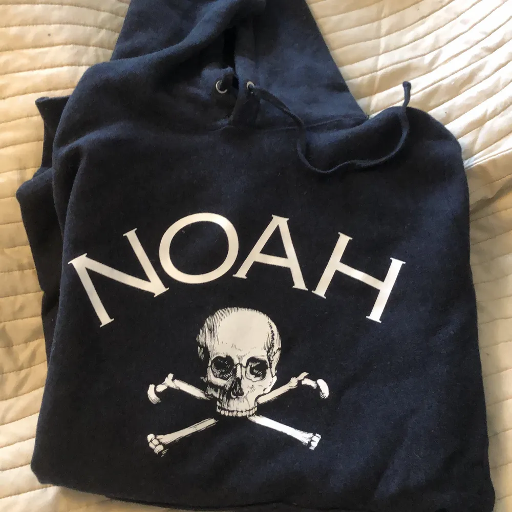 Noah hoodie, mörkblå. Storlek S. Aldrig använd köpt för 1300. Säljs för 900, pris kan diskuteras . Tröjor & Koftor.