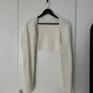 H&M kort kofta strl M - Säljer för att den aldrig kommer till användning, jätte fint skick, använd fåtal gånger. (Frakten ingår i priset) (2 bilden är lånad)❤️