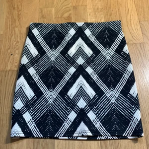 Kjol från bikbok  - Säljer denna kjolen då det inte är riktigt min stil!💕 Använd max 2 gånger så den är som ny!🤍 Det är en lite tajtare kjol vilket jag tycker är väldigt snyggt!💕