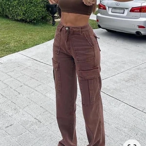 mid-rise brun cargobyxor - Köpta för 360kr i xs och sitter bra runt höfter och midja på mig som har xs. Är dock för korta och nuddar precis ankeln då jag är 173. Bra för folk mellan 160-170. Ej använda. Två första bilderna är lånade.