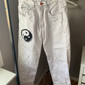 beWider jeans - Ett par feta beWider jeans med fett broderi. Perfekt baggy fit i storlek 31/32. Använda två gånger så i jättebra skick. Tänker mig 400kr men kan vid snabb affär kanske sänka.      Mvh
