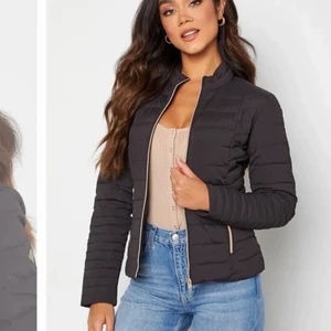 ROCKANDBLUE jacka  - Säljer nu min nästintill oanvända jacka från ROCKANDBLUE. Tunt dun och skulle passa perfekt till våren Eller hösten. Köpt på Nelly och endast använd fåtal gånger. Nypris är 1700! 💕