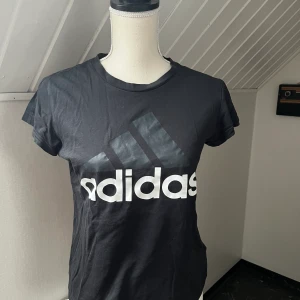 Adidaströja - En adidas träningströja i storlek 36-38. 