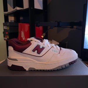 New balance 550 Burgundy white - Hej! Jag har dessa New balance 550 i storlek 37 som jag vill sälja. Skorna är helt nya. Kvitto finns ifrån zalando. Kan skickas mot en fraktkostnad på 99kr.