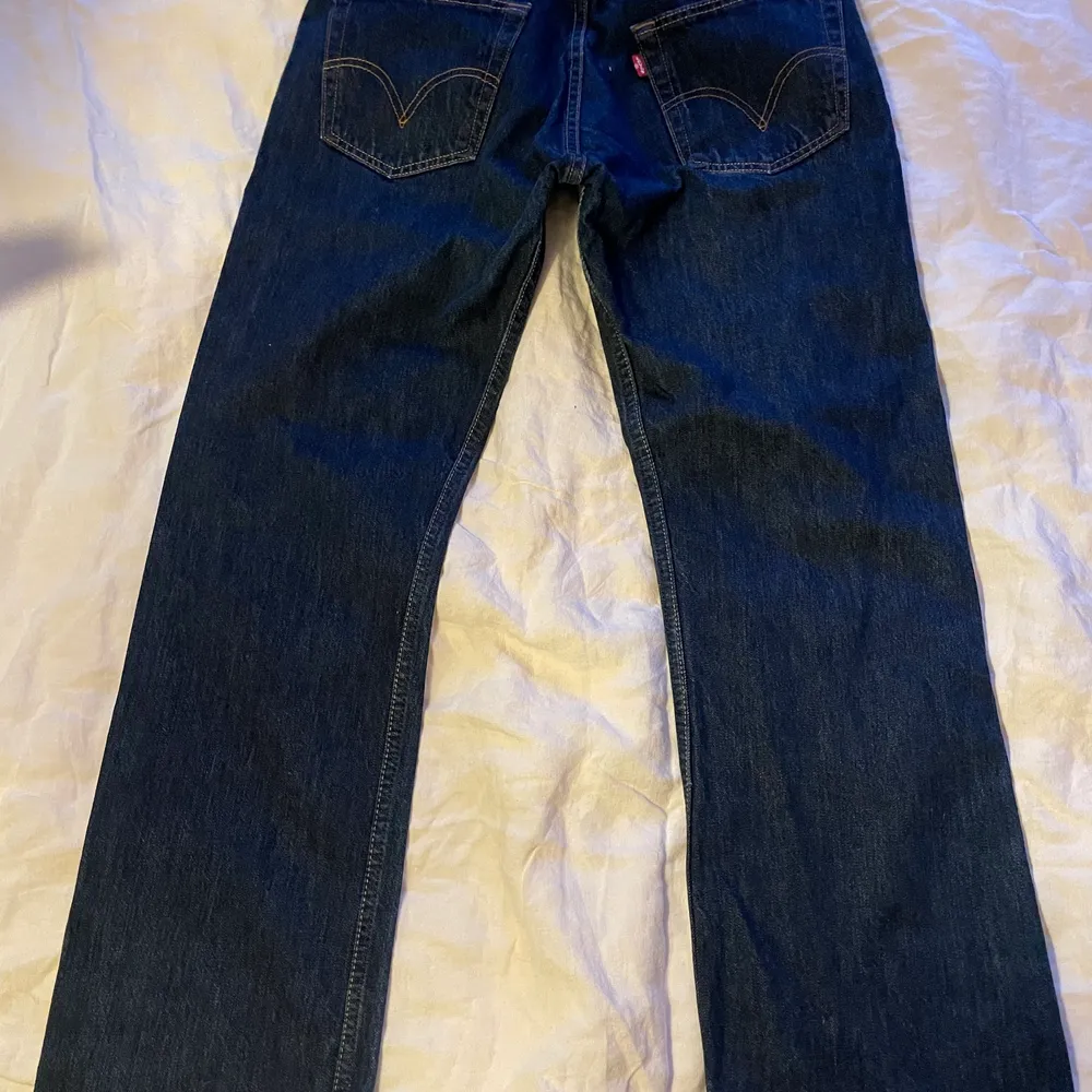 Nytt o fräscht, sitter som en smäck. Bär oftast 28/32 eller 29/32 i jeans eller 38. . Jeans & Byxor.