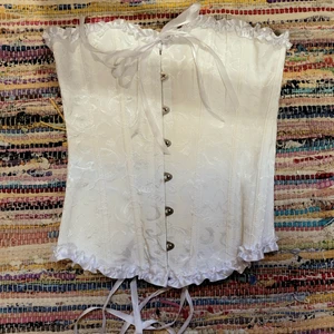 Vit korsett - DÅ INTRESSE VARIT HÖGT STARTADES BUDNING, SLUTAR PÅ SÖNDAG! Säljer denna trendiga vita korsett i spets. Den sågs över hela internet för några månader sedan. Oanvänd då den är för liten på mig. Väldigt vacker 💕