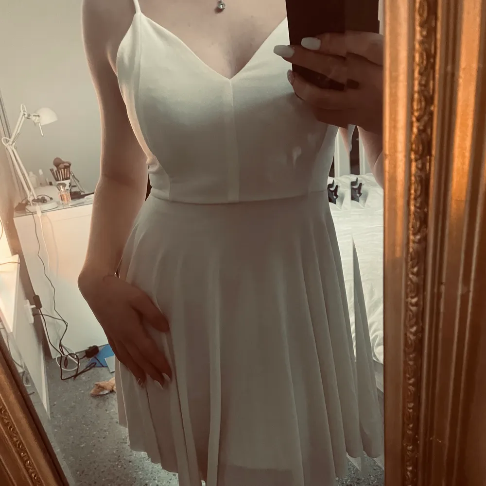 En fin vitt klänning som passar perfekt till stundenten och sommaren🌸 Endast använd en gång! Är i storlek XS men passar även mig som är en S😊. Klänningar.