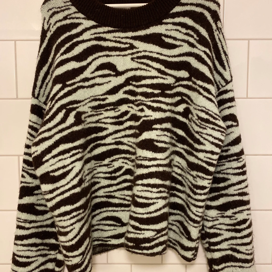 Mönstrad stickadtröja från weekday  - 90