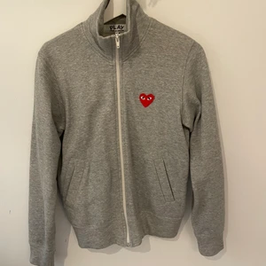 Comme Des Garçons tröja - Zip-up från Comme Des Garçons i storlek L, men sitter mer som en M. Köpt på NK för 3000 kr. Använd fåtal gånger, ser ut som ny och har inga defekter. 