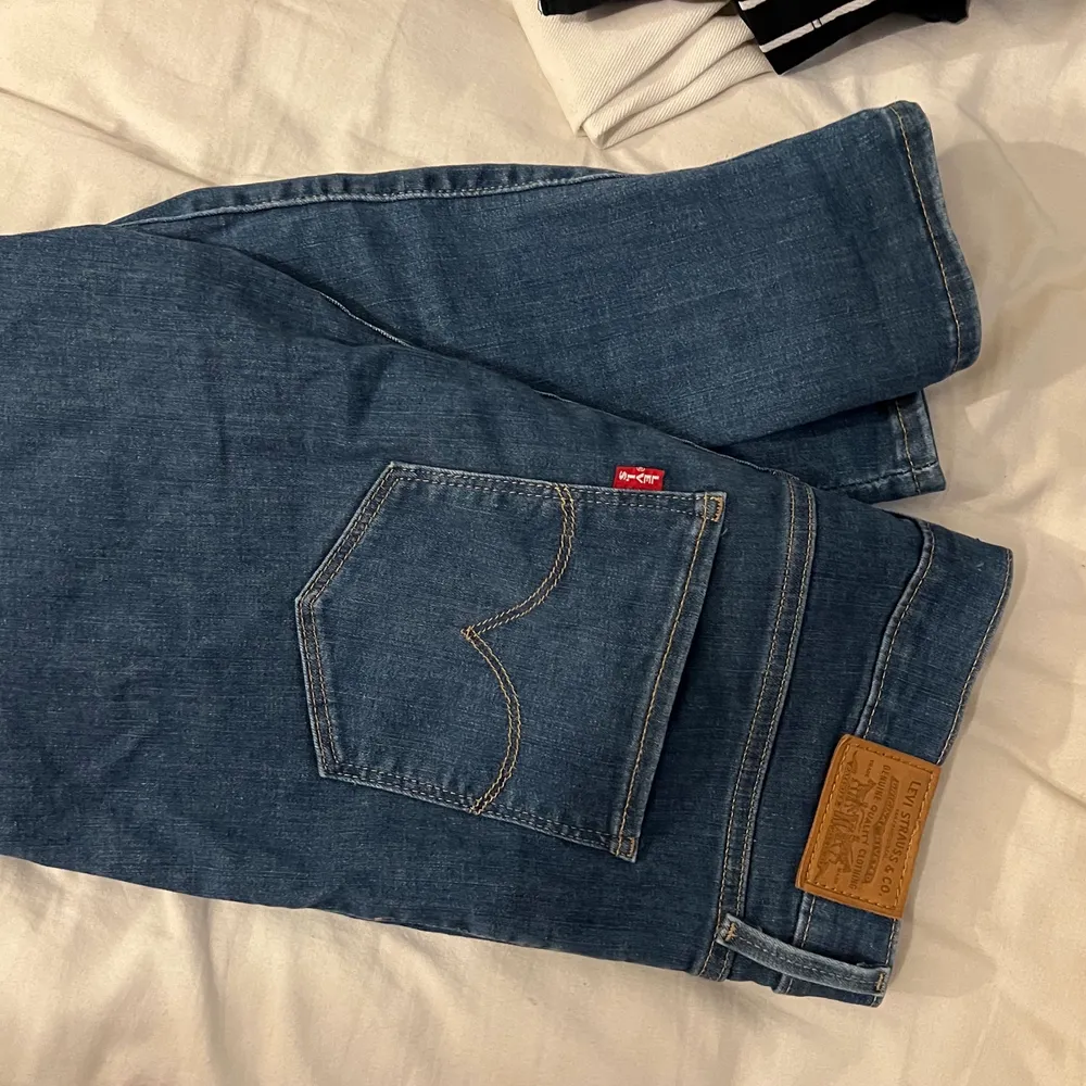 Levis jeans i mycket fint skick, kommer inte till användning längre! Storlek 29, stretch🤍 priset går att diskutera . Jeans & Byxor.