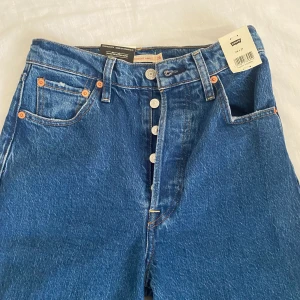 Levi Jeans  - Hej! Säljer mina oanvända Levi jeans! Bara testade! Ny pris är 1079:-  Säljer mina för 600 + frakt.   Prutat och klart!   Finns i Halmstad 🤍