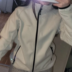 Vit jacka  - Säljer min vita jacka från Weather report. Den är i utmärkt skick och är i storlek 40 (lite oversize på mig som har S). Den är tunn och materialet på utsidan är fleece, så passar perfekt nu till våren. Kan fraktas, köparen står för frakten. Skriv privat 